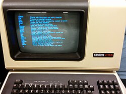 Φωτογραφία οθόνης βοήθειας RT-11SJ σε VT100 με PDP-11/34, λήψη 2014. Δεν είναι φωτογραφία της αρχικής κυκλοφορίας.